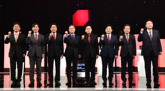 지난 10월5일 국민의힘 유승민(왼쪽부터), 하태경, 안상수, 최재형, 황교안, 원희룡, 홍준표, 윤석열 대선 경선 예비후보가 서울 여의도 한국방송공사 스튜디오에서 열린 제6차 방송토론회에 앞서기념촬영을 하고 있다.국회사진기자단·연합뉴스